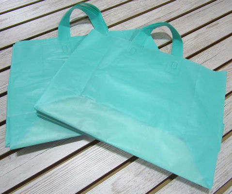 Bolsos de compras plásticos personalizados para la tienda de la ropa