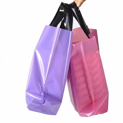 Los bolsos de compras cortados con tintas para las señoras se visten/la ayuda del arreglo para requisitos particulares de la tienda de ropa