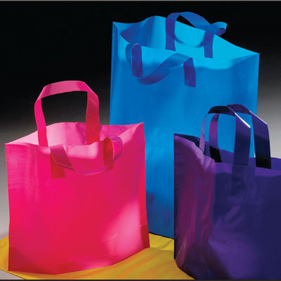 Bolsos de compras plásticos no tóxicos con los colores múltiples reciclables de las manijas opcionales