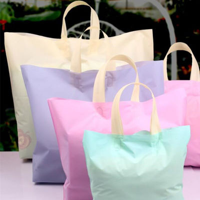 La prenda impermeable disponible de gran tamaño plástica de alto grado colorida del bolso de compras maneja los bolsos convenientes llevar