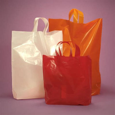 La prenda impermeable disponible de gran tamaño plástica de alto grado colorida del bolso de compras maneja los bolsos convenientes llevar