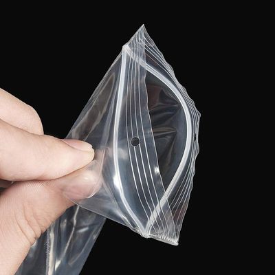La cremallera del plástico transparente empaqueta que se puede volver a sellar con el agujero de la caída