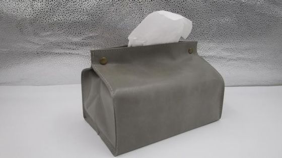 El tenedor del tejido de la caja del tejido del coche del cuero repujado para los tejidos, los bolsos de basura y la lluvia cubren el cuero de alta calidad pequeño y ligero