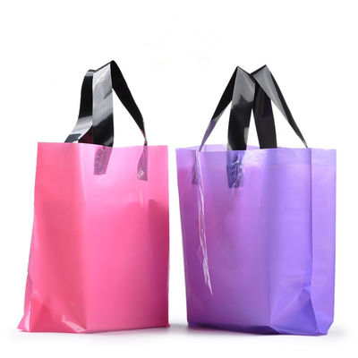 Los bolsos de compras cortados con tintas para las señoras se visten/la ayuda del arreglo para requisitos particulares de la tienda de ropa