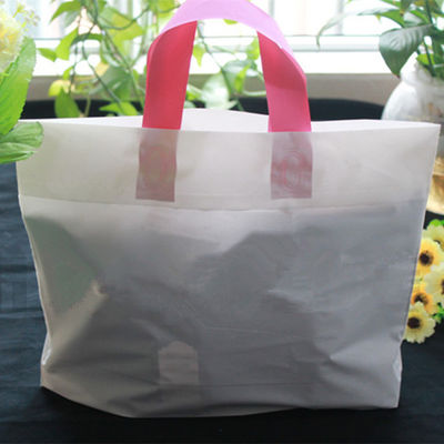 Bolso plástico modificado para requisitos particulares al por menor sólido blanco del regalo de la prenda impermeable del tamaño del bolso de compras fácil llevar con una manija